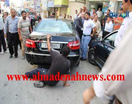 مواطن يهدد وزير البلديات بحرق بلدية  الرمثا إن لم ينفذ مطالبه ( صور )