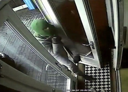 تعذرت عليه سرقة مصرف فسرق.. صالون تجميل