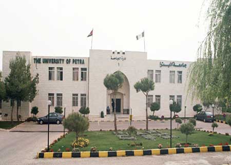 طلبة من جامعة البتراء يحرقون العلم الامريكي طلبة من جامعة البتراء يحرقون العلم الامريكي