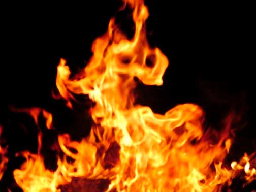 حريق في حي الصوارفة في السلط حريق في حي الصوارفة في السلط
