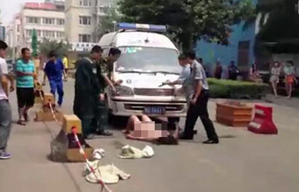 صينية تنام عارية أمام الإسعاف لتمنع علاج عشيقة زوجها وطفلتها التي ماتت لاحقاً