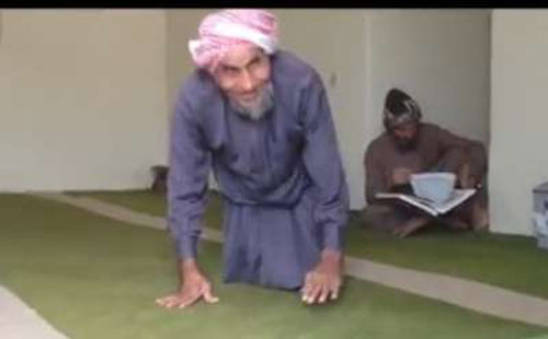 بالفيديو… مسن سعودي يذهب للمسجد كلّ صلاة حبواً