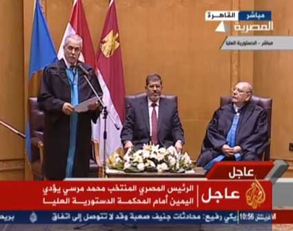 وقائع أداء مرسي لليمين أمام المحكمة الدستورية ( فيديو ) وقائع أداء مرسي لليمين أمام المحكمة الدستورية ( فيديو )