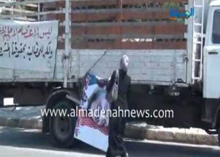 لا يحدث إلا في الأردن : أردنية من المعتصمات تعدل صورة الملك ( فيديو ) لا يحدث إلا في الأردن : أردنية من المعتصمات تعدل صورة الملك ( فيديو )