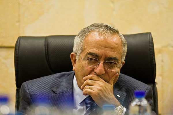 طالب يطرد فياض من معرض للأسرى بجامعة بير زيت طالب يطرد فياض من معرض للأسرى بجامعة بير زيت