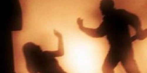 مصرى يستأجر بلطجية لاغتصاب زوجته أمام عينيه لرفعها دعوى قضائية ضده