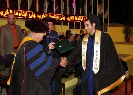 رئيس جامعة البترا يرعى حفل تخريج الفوج الثامن عشر لطلبة الجامعة رئيس جامعة البترا يرعى حفل تخريج الفوج الثامن عشر لطلبة الجامعة