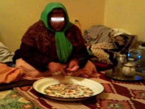 مشعوذة جزائرية ترمي مصحفا وسجادة صلاة في مكان للقاذورات