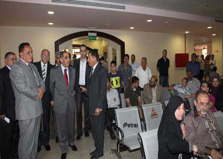 وزير الداخلية يطلب تسهيل اجراءات مراجعي دائرة الاحوال المدنية وزير الداخلية يطلب تسهيل اجراءات مراجعي دائرة الاحوال المدنية