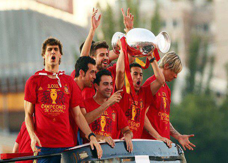 بالصور .. استقبال حاشد لأبطال يورو 2012
