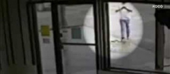 شاهد..  لحظة لدغ ثعبان لرجل داس عليه بالخطأ