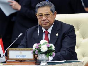 وزير إندونيسي طلق زوجته برسالة نصية بعد زواج لم يستمر أربعة أيام وزير إندونيسي طلق زوجته برسالة نصية بعد زواج لم يستمر أربعة أيام