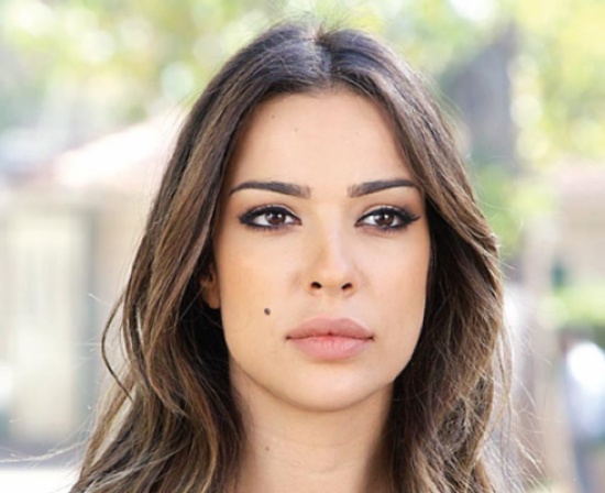 من ضرب نادين نجيم بالهاتف على عينها؟ من ضرب نادين نجيم بالهاتف على عينها؟