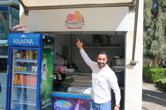 الريادي "زيد نصر" طالب التسويق في "الشرق الأوسط ":أطبق ما أتعلم من نظريات في كشك الريادي "زيد نصر" طالب التسويق في "الشرق الأوسط ":أطبق ما أتعلم من نظريات في كشك
