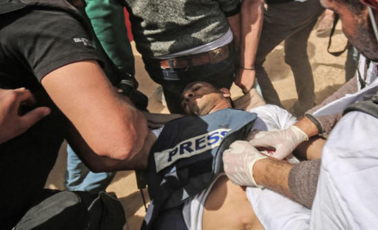 استشهاد صحافي فلسطيني متأثرا بجروح اصيب بها برصاص جنود الاحتلال في غزة- (فيديو) استشهاد صحافي فلسطيني متأثرا بجروح اصيب بها برصاص جنود الاحتلال في غزة- (فيديو)