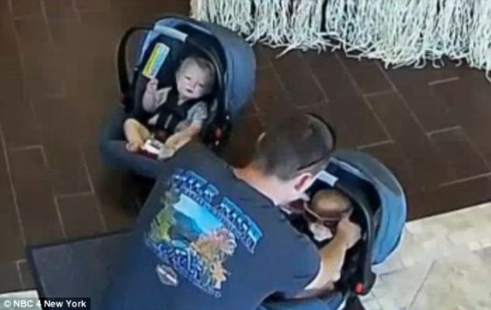 بالفيديو .. لص يستخدم طفلين لسرقة محل نظارات