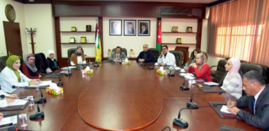 وفد من اليونسيف وجمعية العون الصحي يزور مستشفى الجامعة