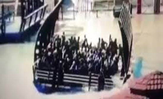 شاهد لحظات غرق عبارة الموصل وانقلابها فوق الركاب