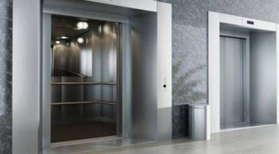 علقَ رأسها في المصعد.. وحصلت الكارثة!