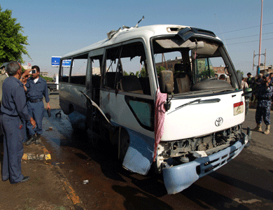 مقتل 10 عسكريين يمنيين وإصابة 26 آخرين بانفجار عبوة بحافلة للقوات الجوية