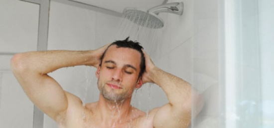 أزعجه وهو يستحم فقتله!