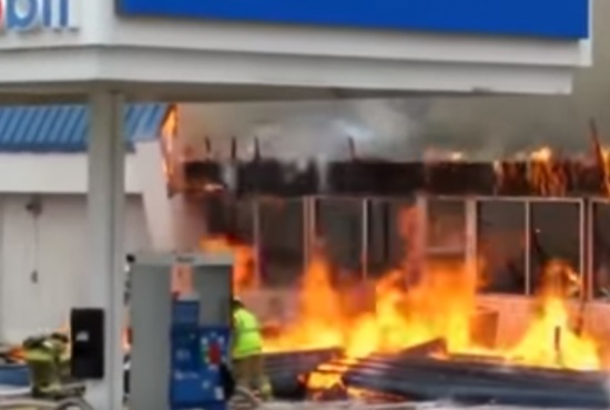 بالفيديو: رجال إطفاء يسارعون لإنقاذ زميلهم بعد أن سقط عليه سقف محطة غاز