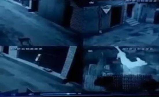 بالفيديو....مفاجأة مذهلة لسعوديين نصبوا كاميرات لكشف من يسرق أحذيتهم يوميًا عند المسجد