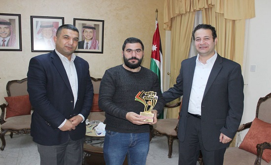 "الثقافة" تكرم الشاب الفائز بجائزة مؤسسة ولي العهد البريطاني "الثقافة" تكرم الشاب الفائز بجائزة مؤسسة ولي العهد البريطاني