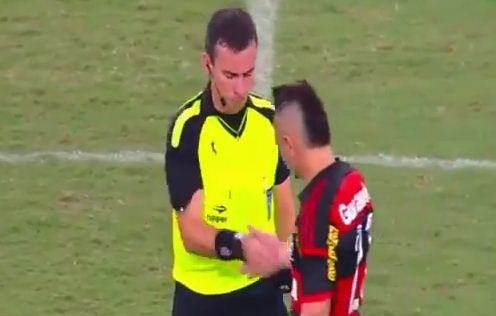 شاهد.. لاعب فلامنجو الغاضب يصافح الحكم بشكل صعب بعد خسارته