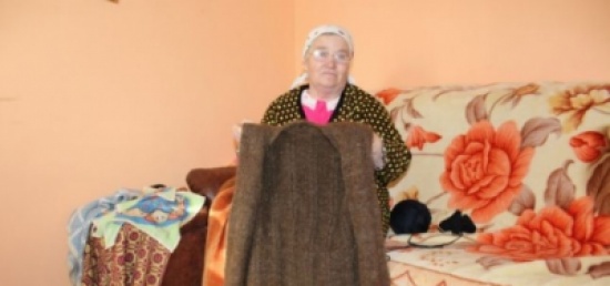 رومانية تصنع ملابس شتوية من شعرها المتساقط!