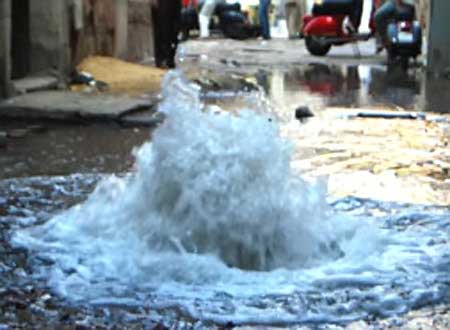 مياه مجهولة تتدفق من مبنى الاتصالات بدير ابي سعيد 