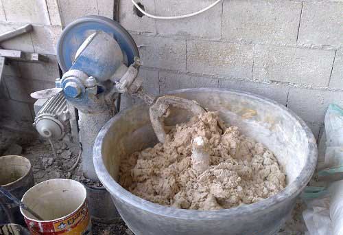 إنقاذ شخص علقت يده داخل عجانة في احد المخابز بمحافظة العاصمة 