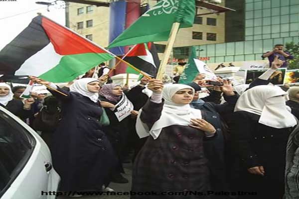أول تظاهرة لحماس مقابل مقر الرئاسة برام الله للمطالبة بالإفراج عن معتقليها أول تظاهرة لحماس مقابل مقر الرئاسة برام الله للمطالبة بالإفراج عن معتقليها