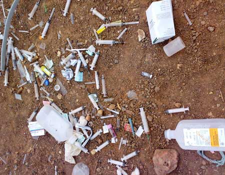 ازالة نفايات طبية عثر عليها في منطقة سموع بالكورة 