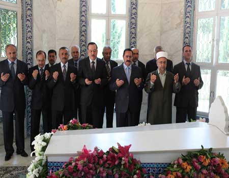 عدد من الامراء وكبار المسؤولين يزورون ضريح الملك طلال 