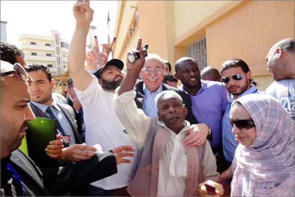 عرس انتخابي في اقتراع ليبيا رغم التفجيرات في بنغازي و إعلان النتائج الاولية الاثنين