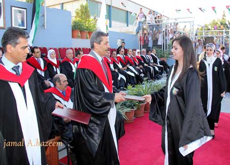 البلقاء التطبيقية تختتم احتفالاتها بتخريج الفوج الثامن من طلبة كلية عمان الجامعية