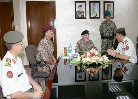 الأمير محمد بن طلال يزور مديرية الحرب الالكترونية 