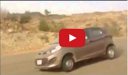 لحظة سقوط سيارة "مفحط" في وادِ