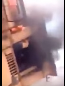 بالفيديو: حاولوا انقاذ هذه السيدة من الحريق ..ولكنها ما حدث أفظع