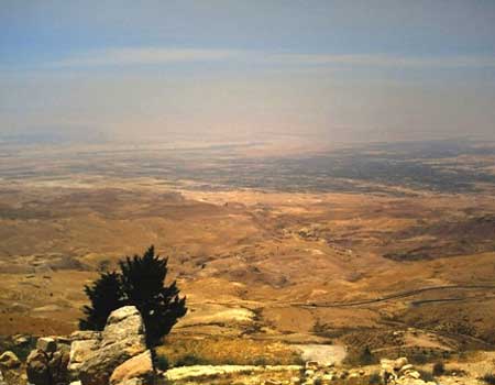 مطعم سياحي في مأدبا يتخلص من النفايات بحرقها على قارعة الطريق 