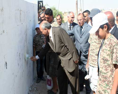 وزير التربية والتعليم يشارك الطلبة الأعمال التطوعية  ضمن معسكرات الحسين للعمل والبناء 