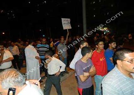 ناشطون يعتصمون في ساحة مجمع رغدان وسط البلد ( صور ) 