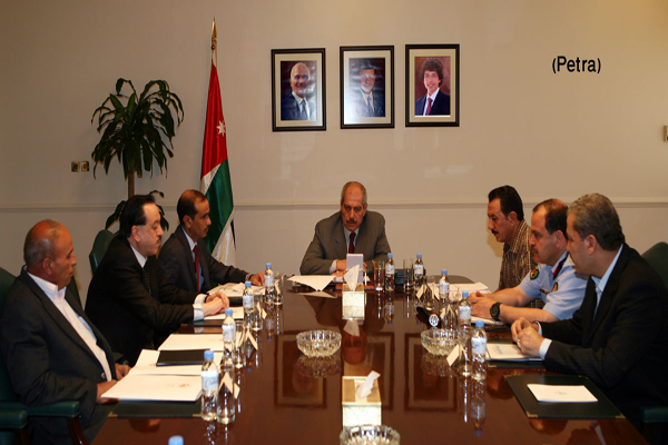 رئيس الوزراء يجتمع مع رؤساء الاجهزة الامنية رئيس الوزراء يجتمع مع رؤساء الاجهزة الامنية
