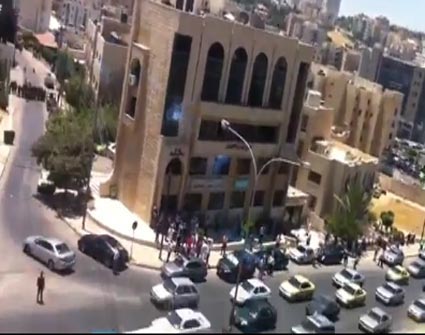 ليبيون يحاولون اقتحام سفارة بلادهم في عمان (شاهدوا الفيديو ) ليبيون يحاولون اقتحام سفارة بلادهم في عمان (شاهدوا الفيديو )