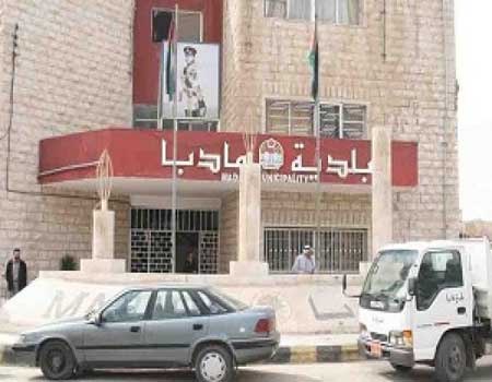 بحث سبل التعاون بين الجامعة الاميركية وبلدية مادبا
