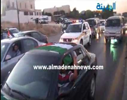 مسيرة سيارات سورية في عمان باتجاه السفارة تهتف للملك وتنادي بسقوط الأسد ( فيديو ) مسيرة سيارات سورية في عمان باتجاه السفارة تهتف للملك وتنادي بسقوط الأسد ( فيديو )