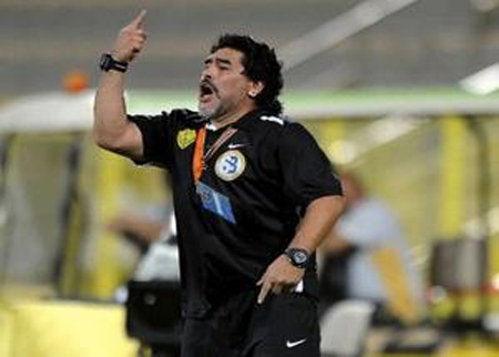 مارادونا يقترب من تدريب البوكا