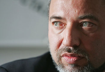 استجواب وزير خارجية اسرائيل  للمرة الرابعة بتهم الاحتيال وغسيل الاموال