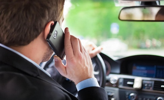 السير توضح متى يخالف السائق على "استخدام الهاتف"